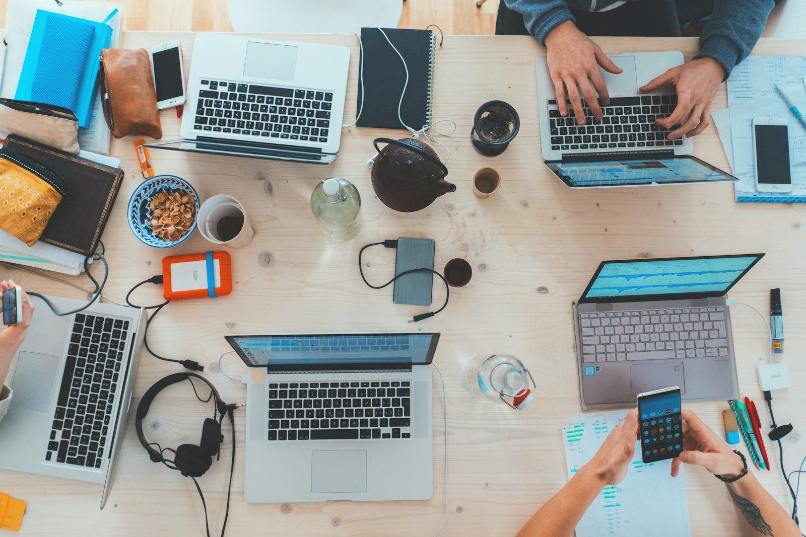 Laptopy na biurku — praca nad ogłoszeniami
