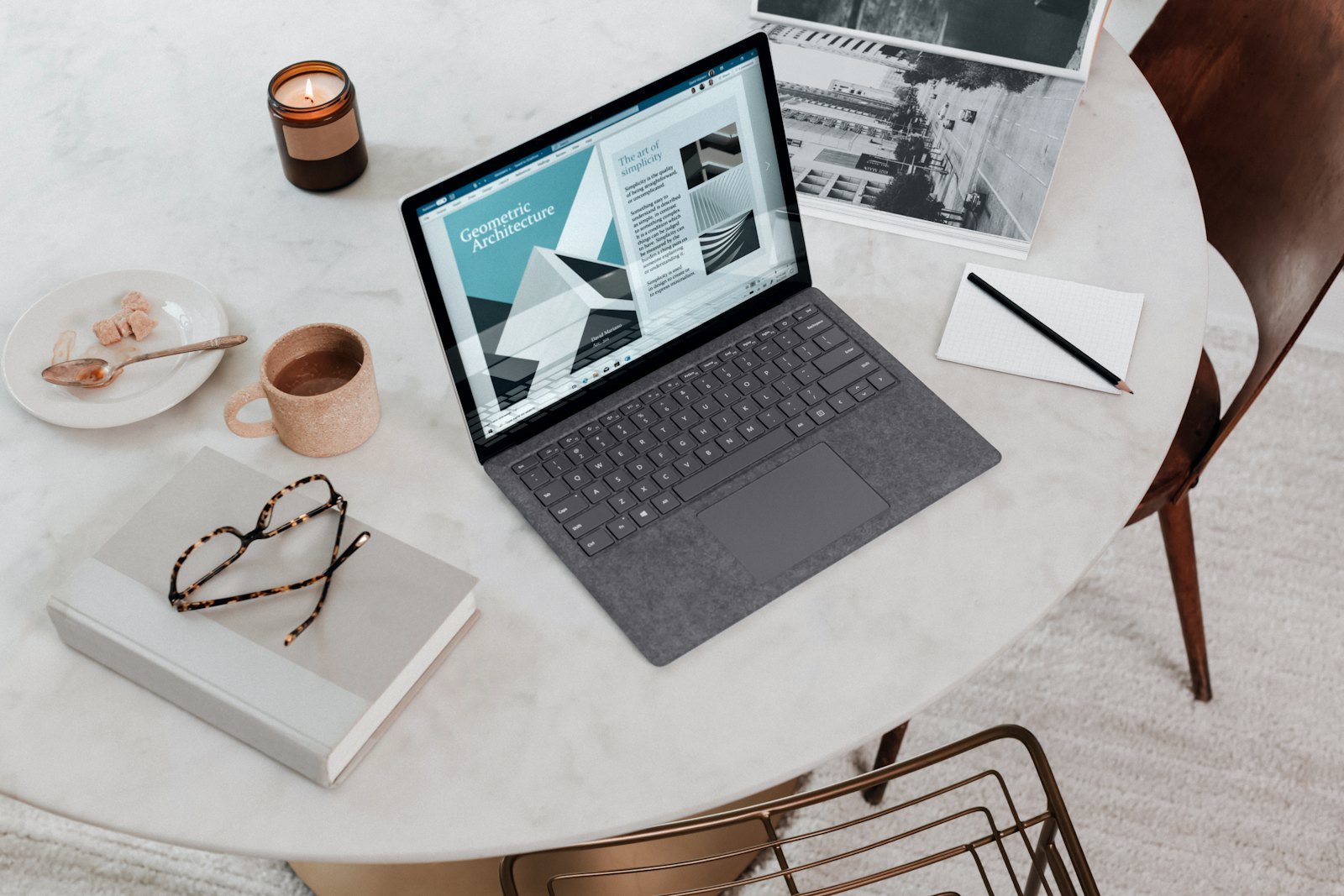 Laptop z kartą oferty mieszkania